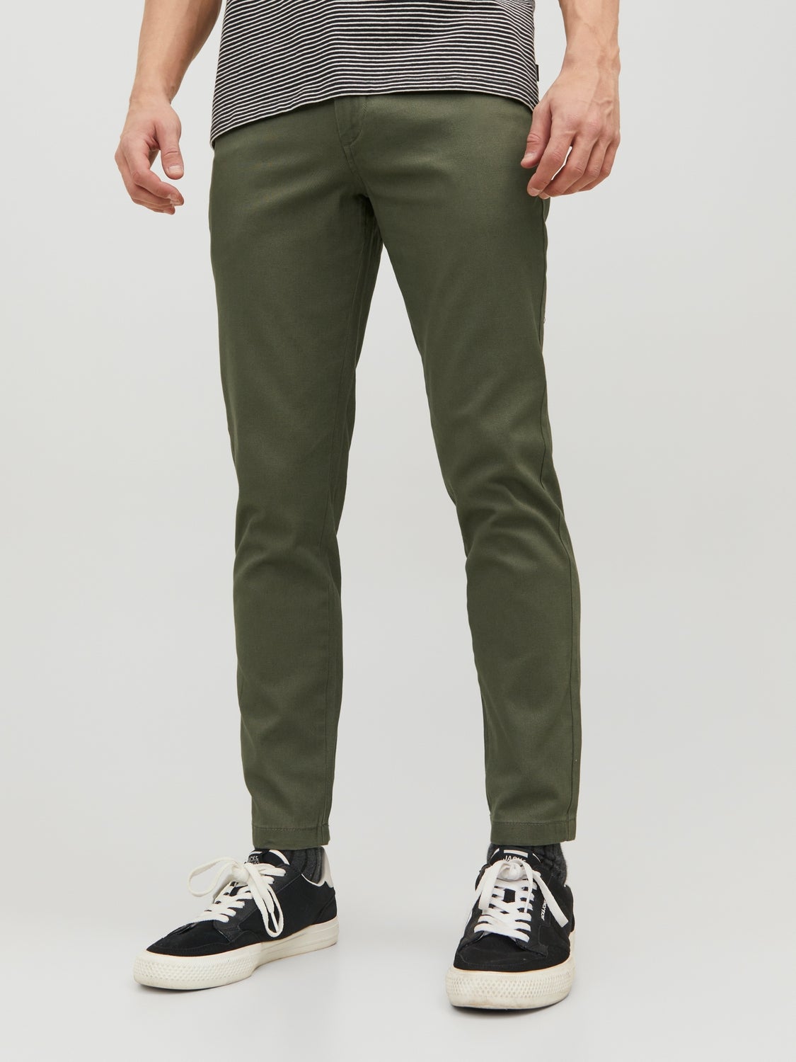 Pantalones chinos con discount tenis