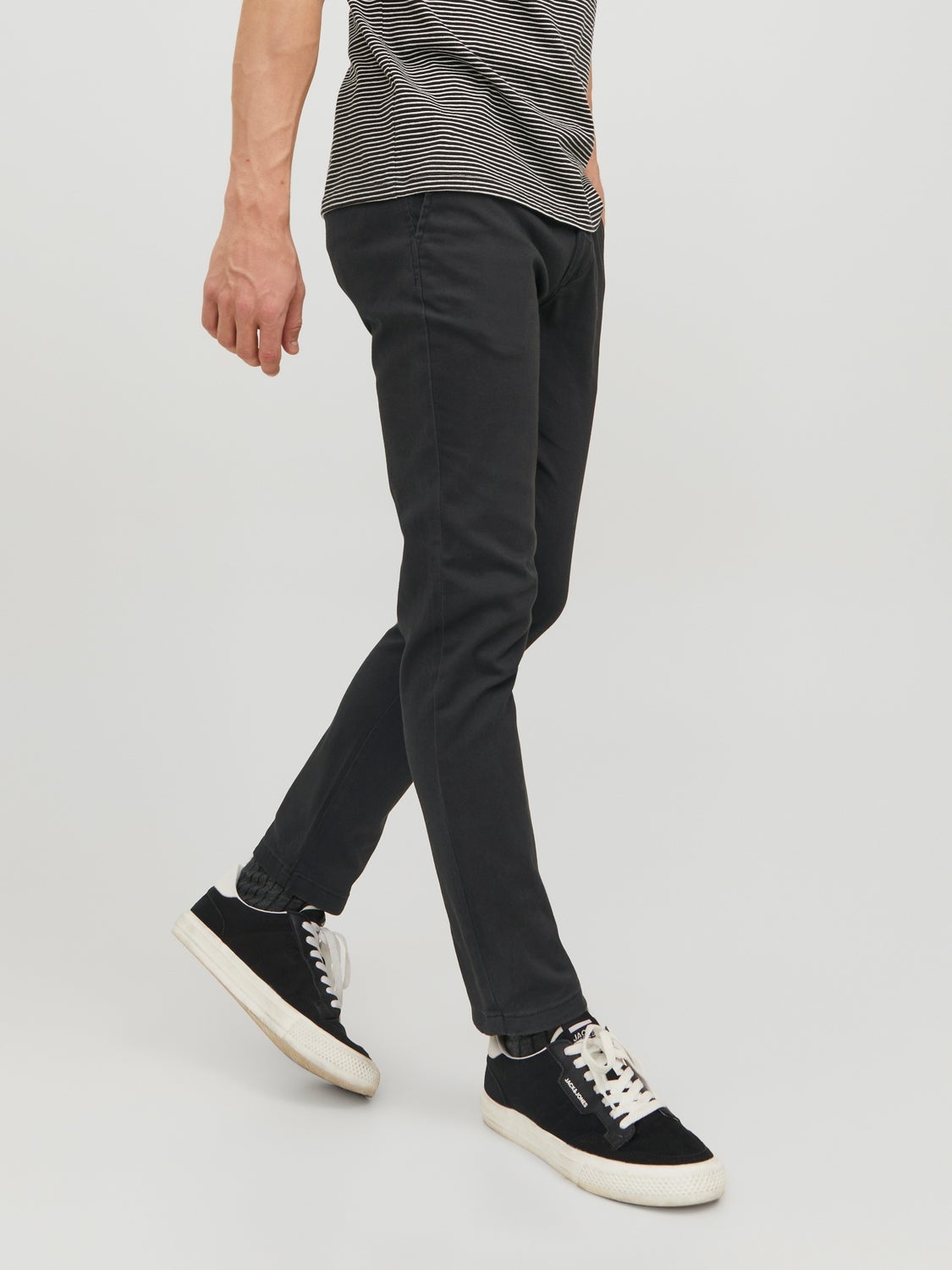 Pantalones chinos con online deportivas