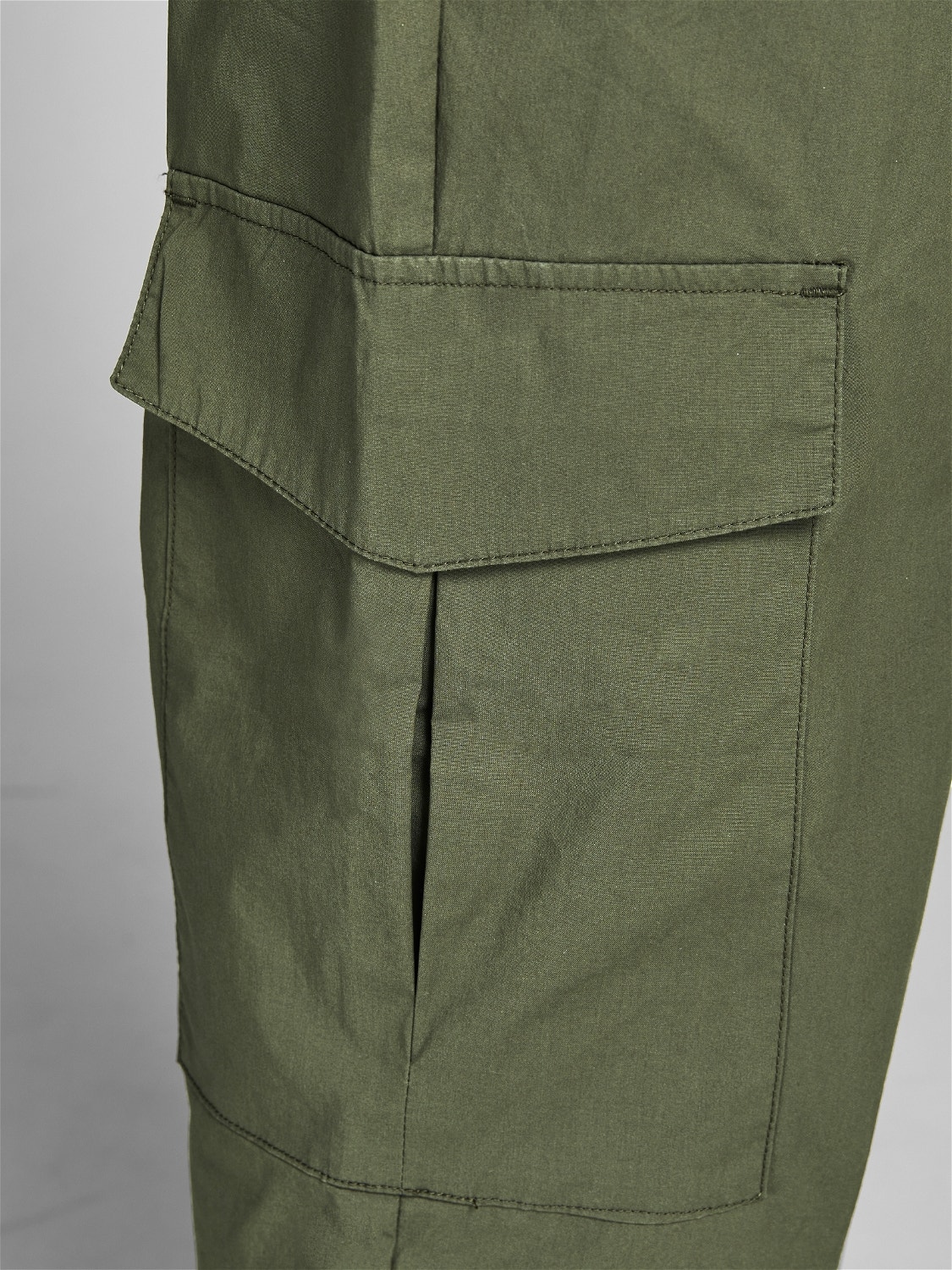 Wide Fit Cargo trousers with 50% discount! | Jack & Jones®