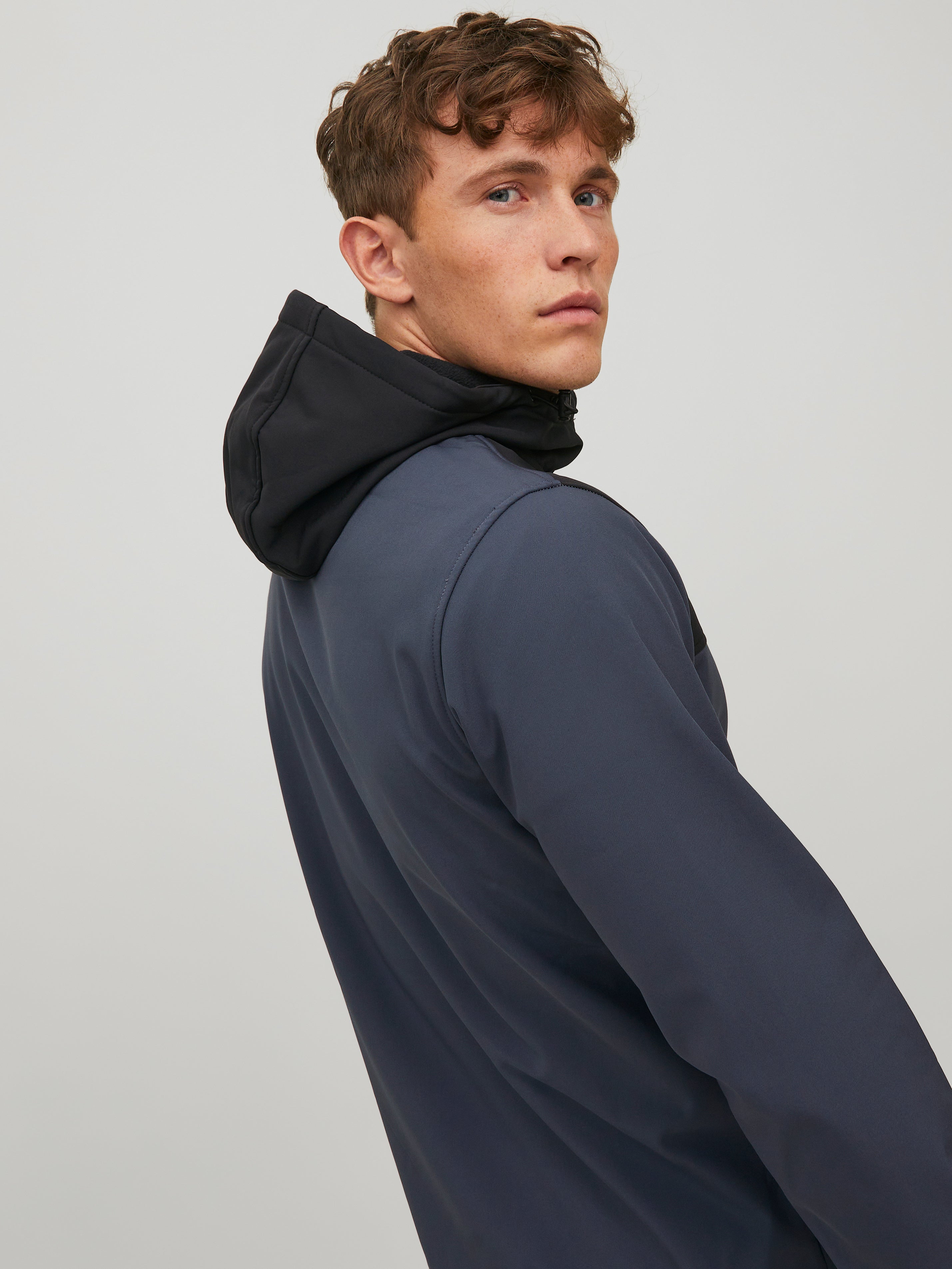 22% Rabatt auf Kapuzen Softshell-Jacke 