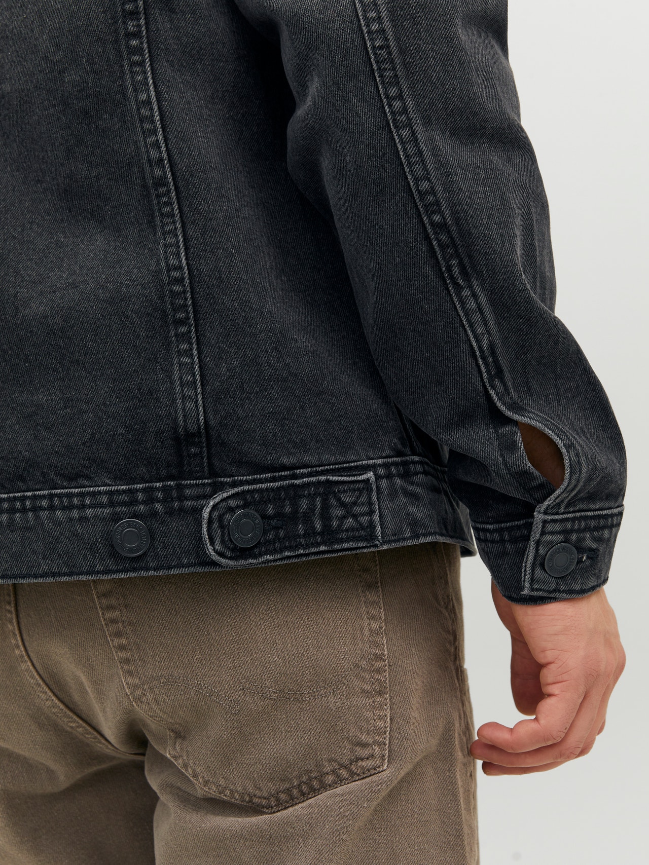 Veste en jean noire pin's doré I.Code Veste en jean noire pin's doré I.Code