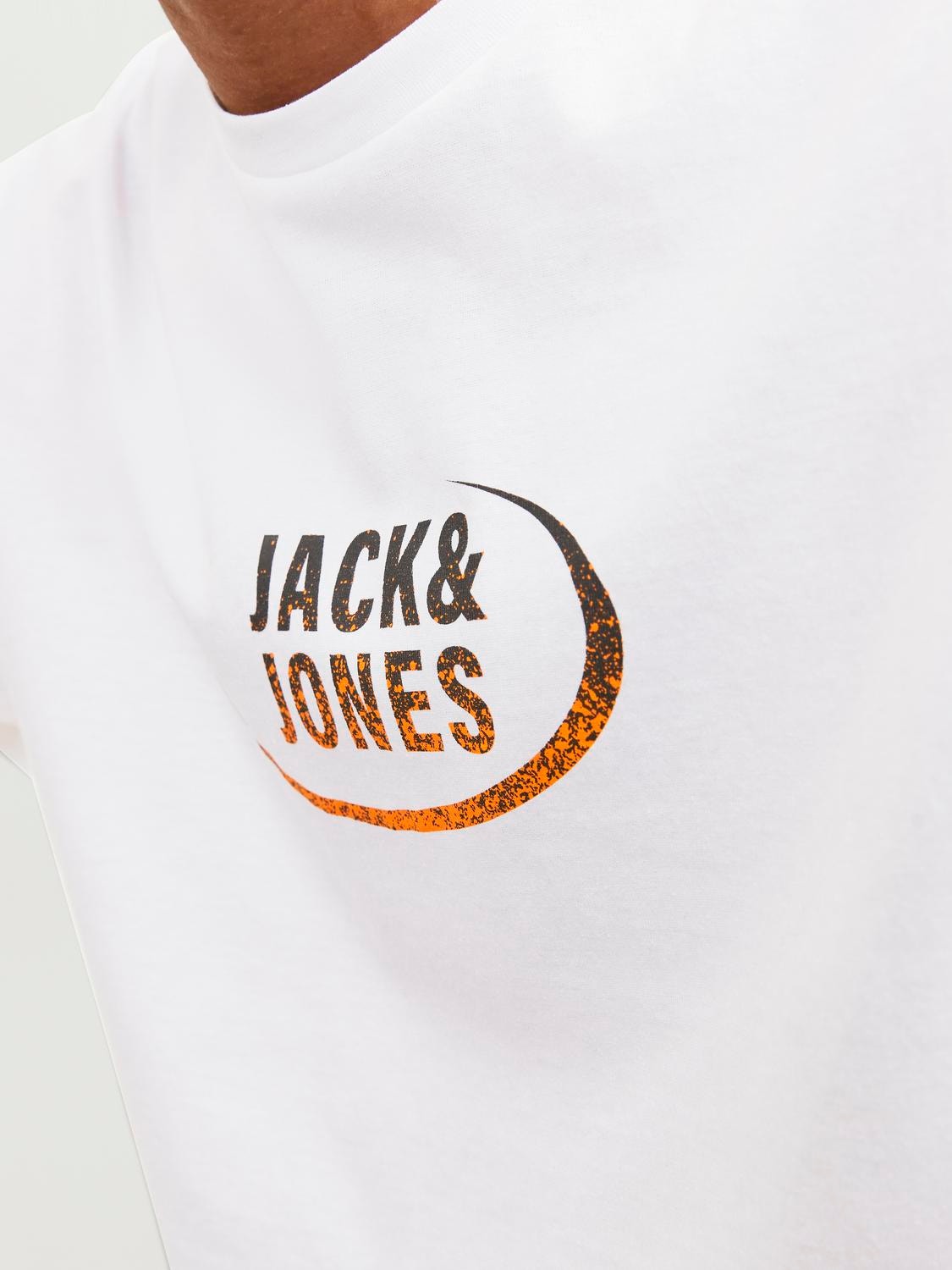 https://images.jackjones.com/12234363/4430675/007/jackjones-logocrewneckt-shirt-white.jpg?v=39a717f82363c73a44108b729e31d6d0&format=webp&width=1280&quality=90&key=25-0-3