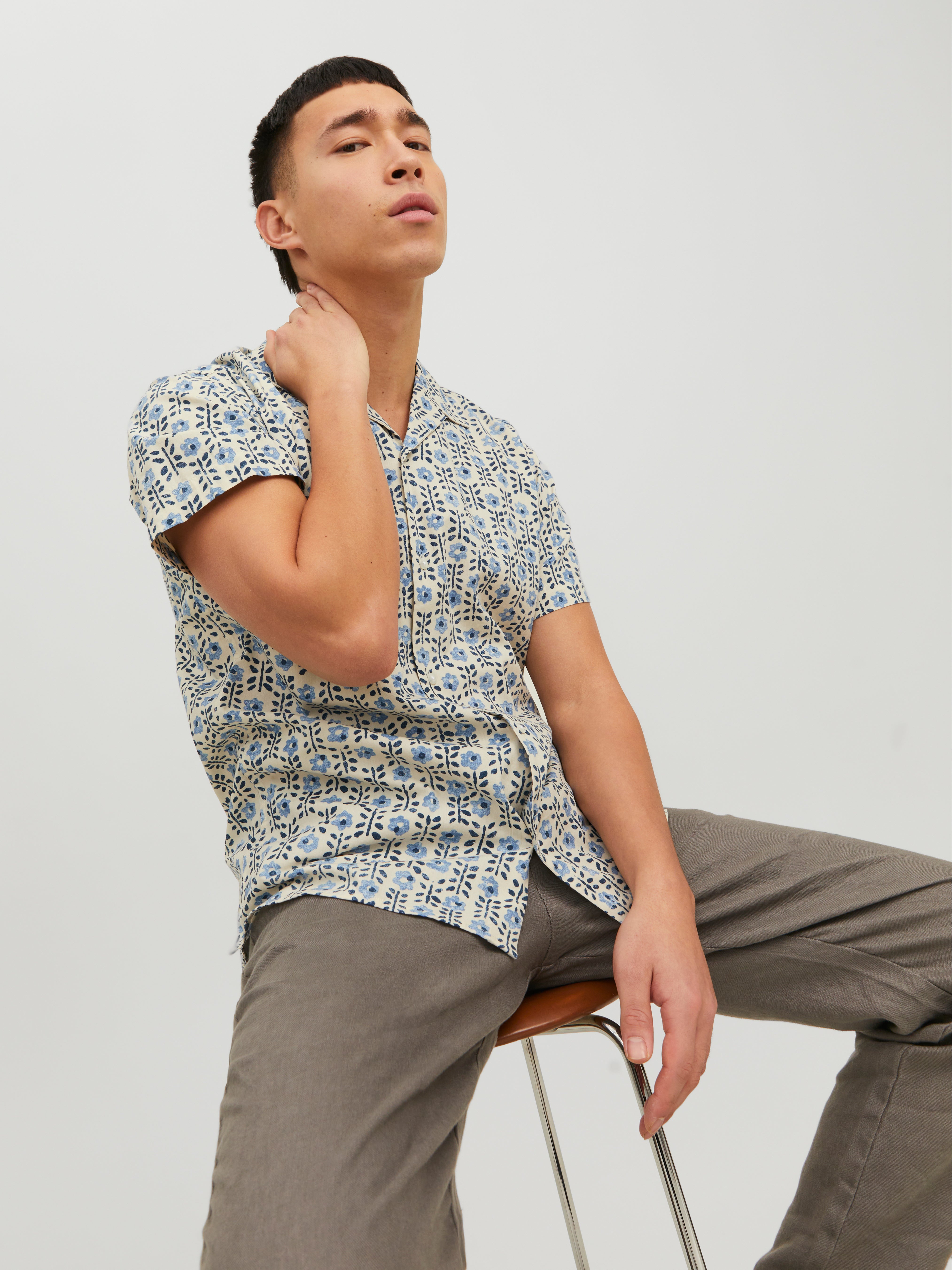 Etichetta Adesiva O Logo In Stile Cartone Animato In Stile Cartoni Animati Con Testine Di Legno Tiki Tipo Hawaiano Vignettista Su Sfondo 227293566 - Foto 6