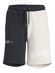 Jack & Jones Loose Fit Sweatshorts For gutter -Tap Shoe - 12235693