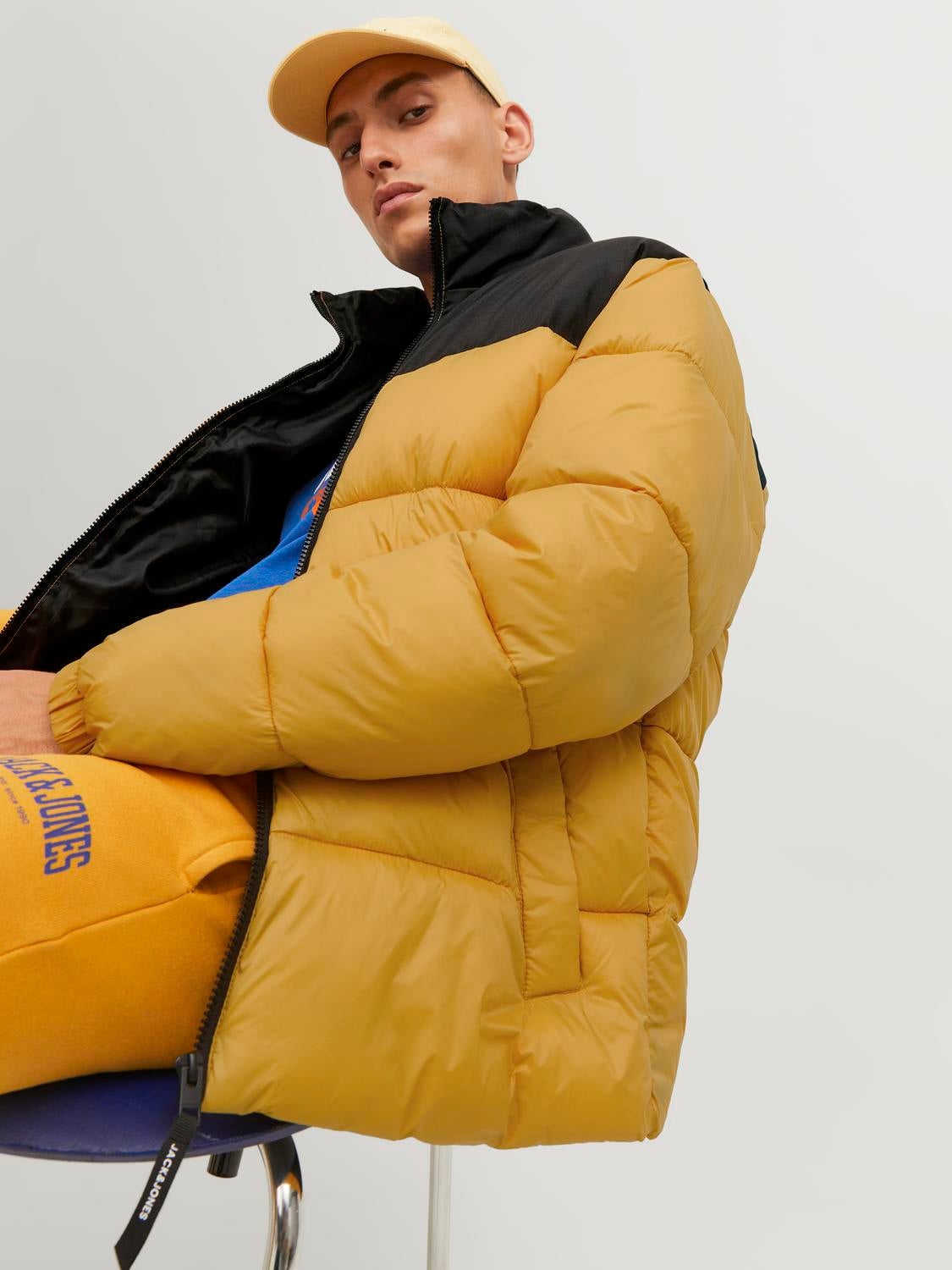 Orolay Men's Lightweight Packable Puffer Jacket