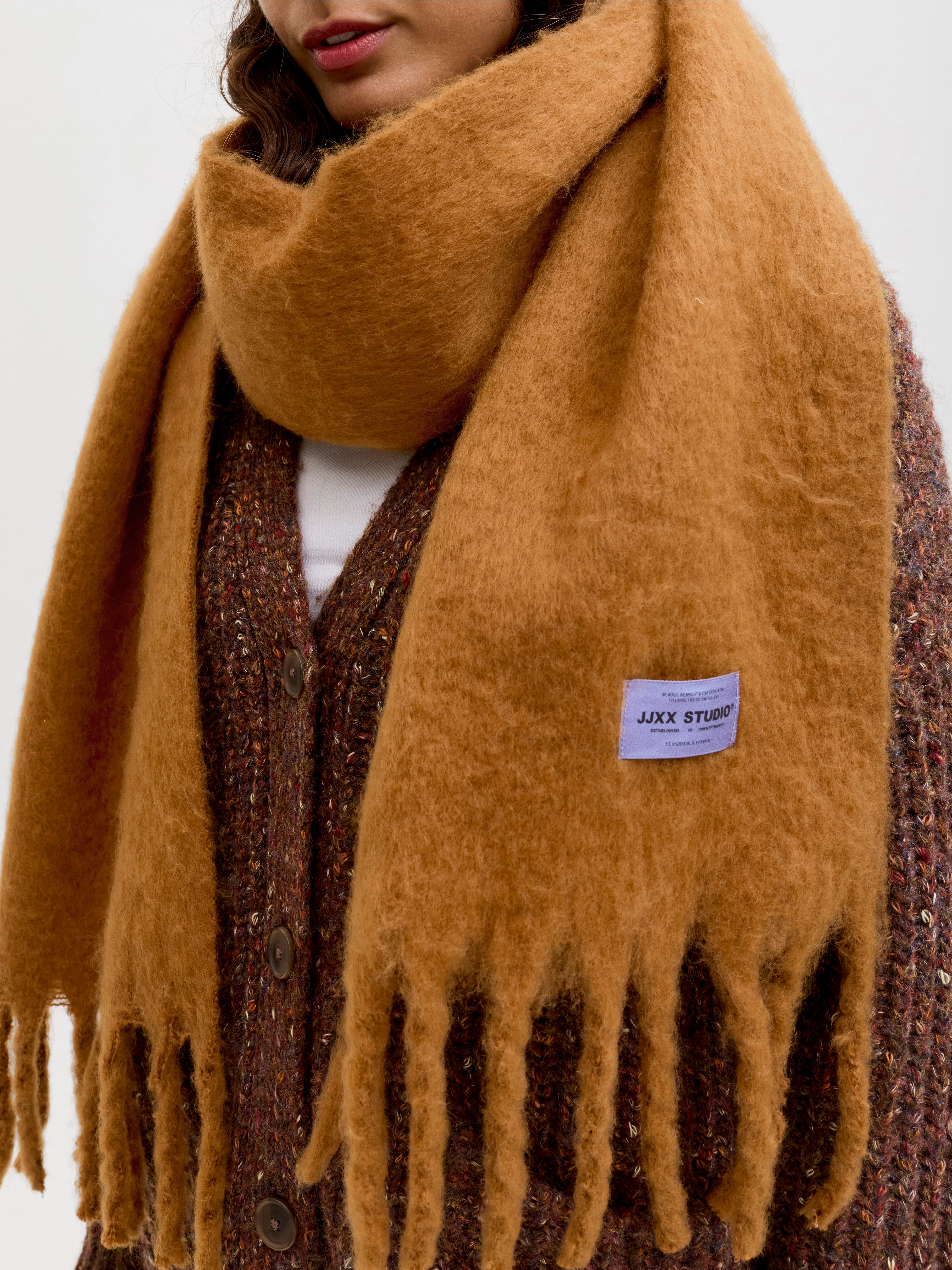 Thumbnail - Jxleslie Schal