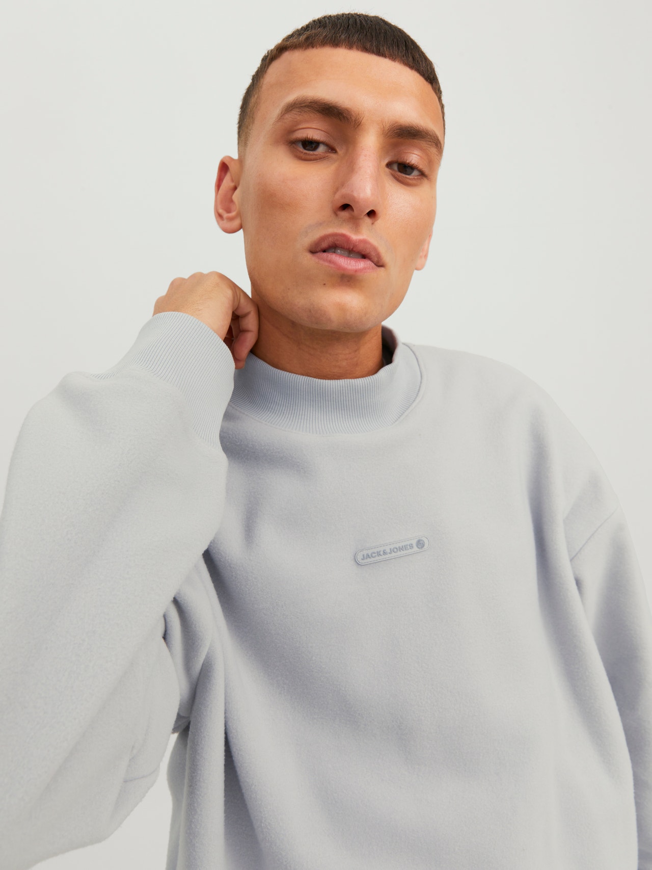 SUDADERA DE CUELLO REDONDO CON LOGO DE HOMBRE DE JACK AND JONES SUDADERA DE CUELLO REDONDO CON LOGO DE HOMBRE DE JACK AND JONES
