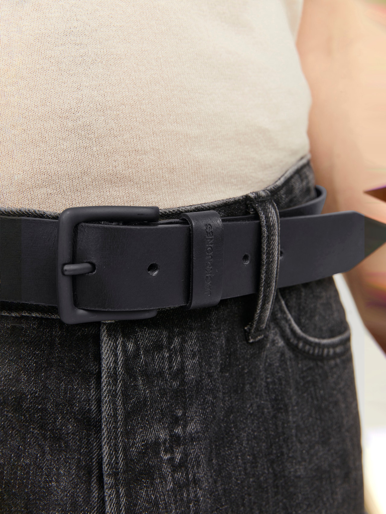 Jack & Jones smooth leather belt with logo buckle in dark brown Jack & Jones smooth leather belt with logo buckle in dark brown