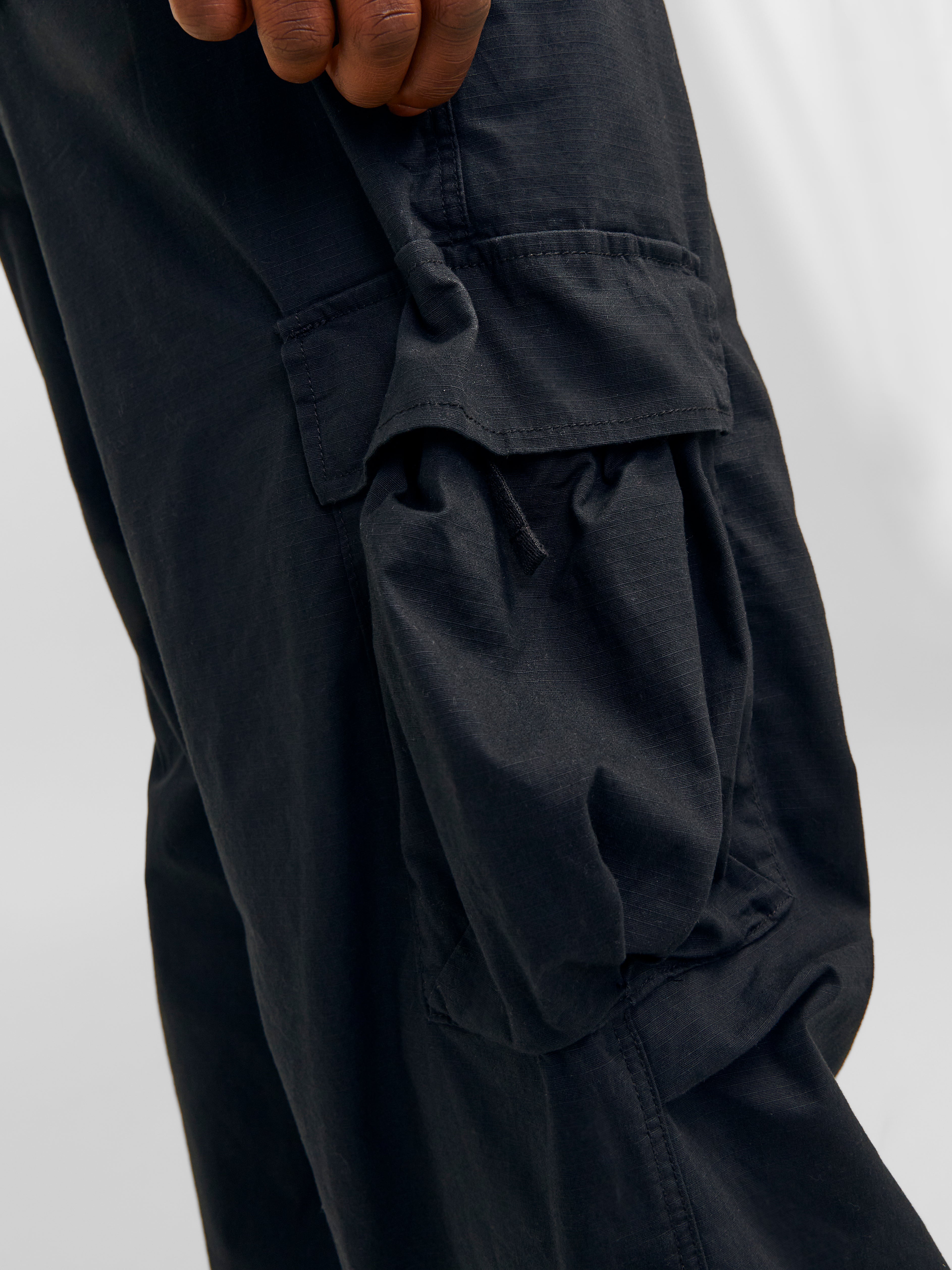 【DISCERNMENT】Dylan Parachute Balloon Cargo Pants ASOS DESIGN oversized balloon parachute cargo pants in black