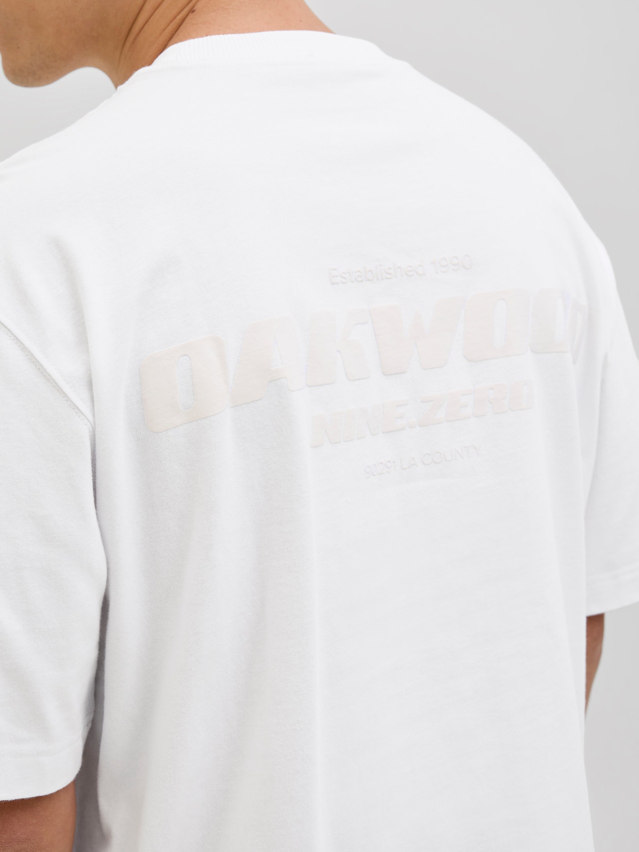 DEELUXE T-shirt met ronde hals, verven aan de binnenkant voor een DEELUXE T-shirt met ronde hals, verven aan de binnenkant voor een