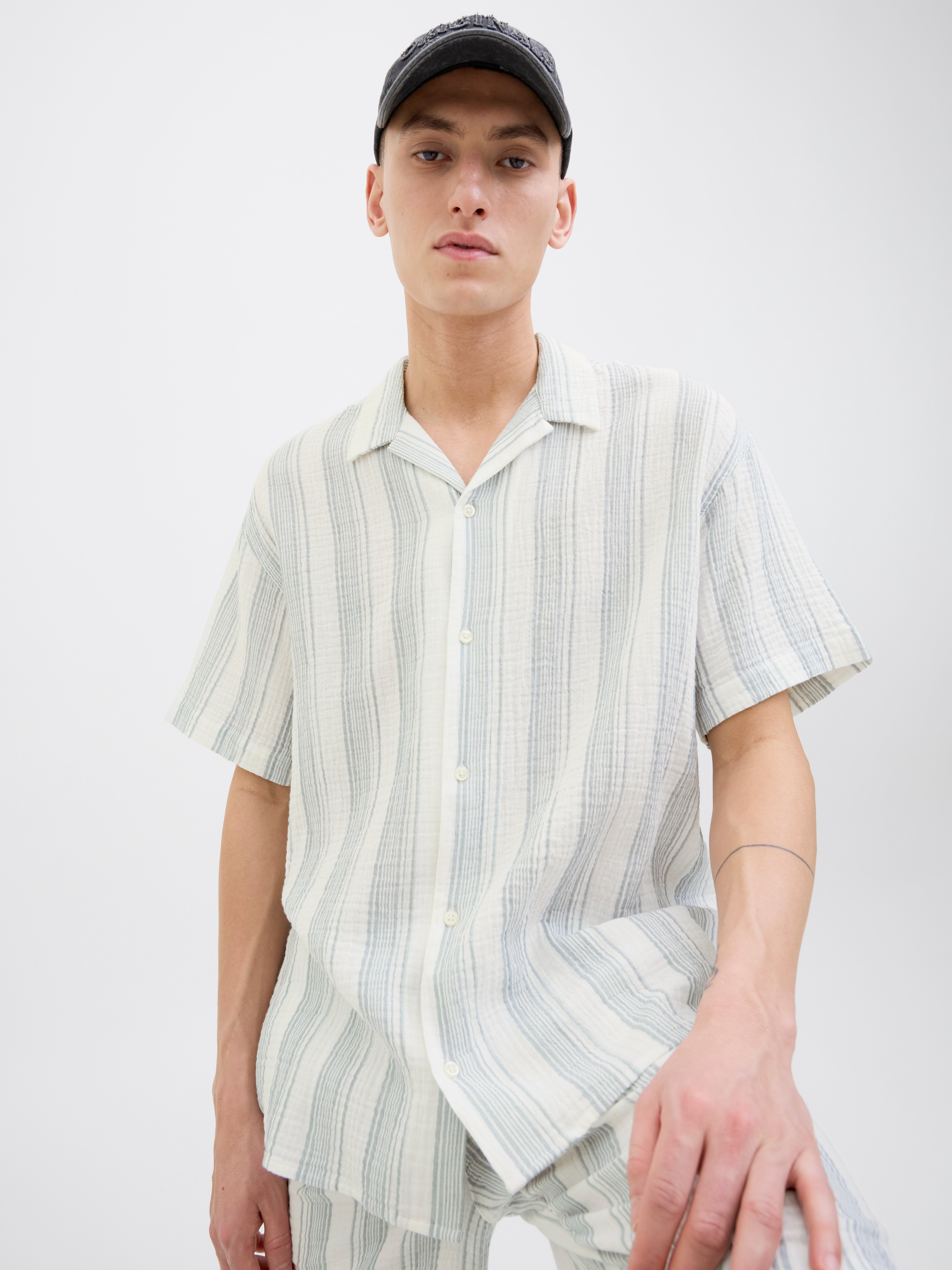 ★ ★ Men's Relaxed Fit CKJ Graphic Short Sleeve Men's Short-Sleeve Cropped Graphic Denim Button-Up Shirt
