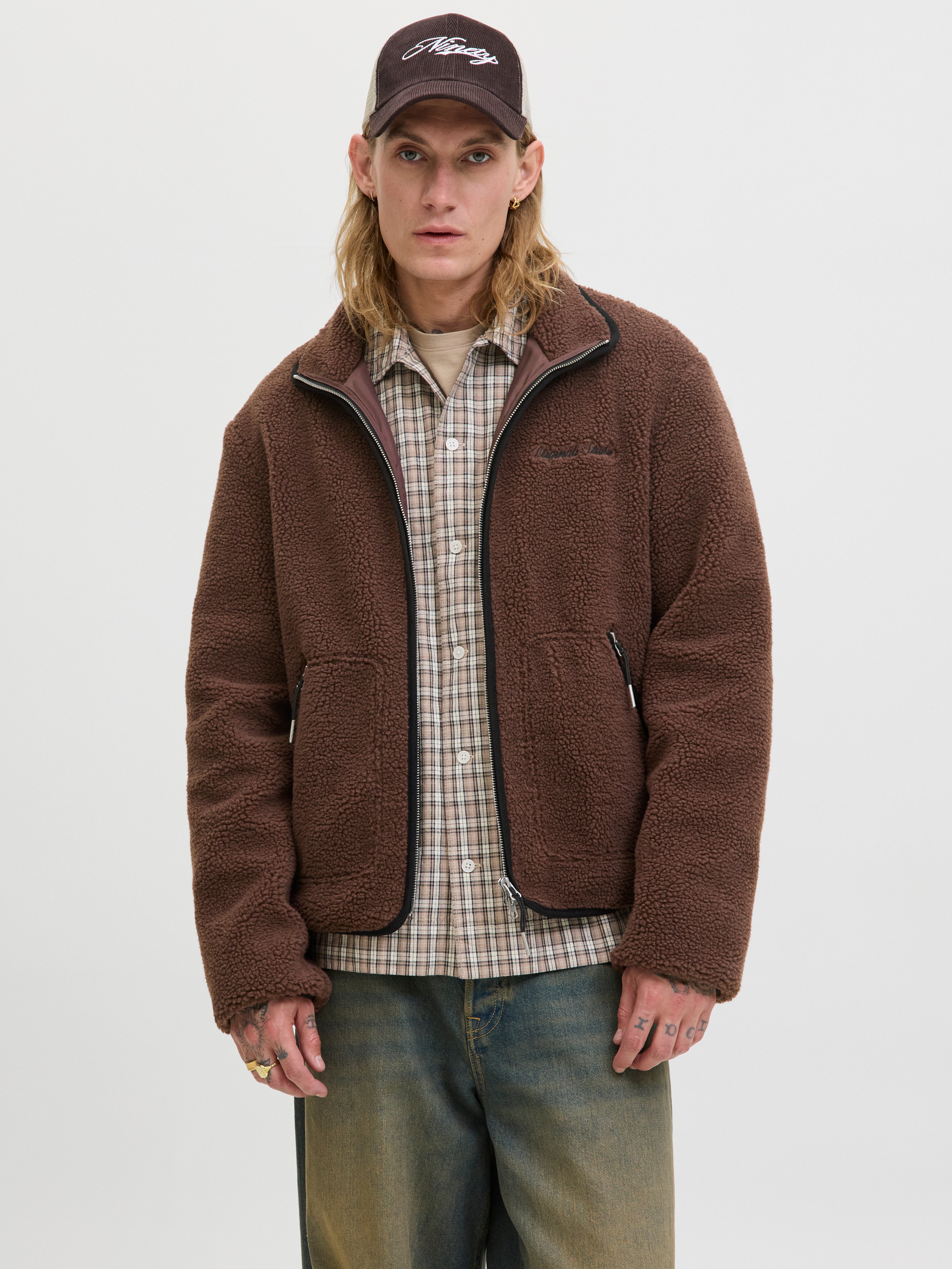 De teddyjas is een must-have voor het najaar: zó draag je hem De teddyjas is een must-have voor het najaar: zó draag je hem