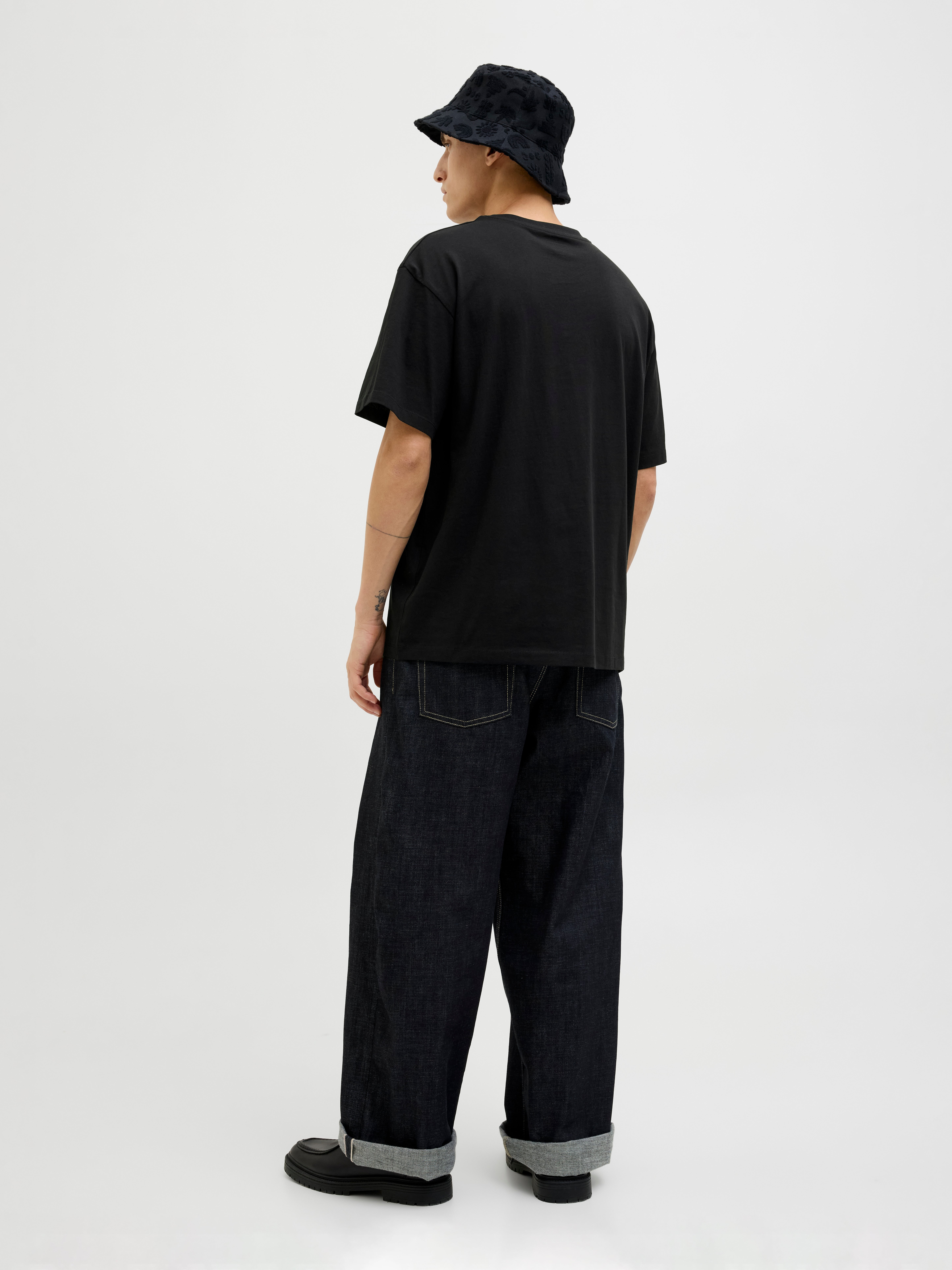Printed Crew neck OASIS T-shirt | Black | Jack & Jones® Printed Crew neck OASIS T-shirt | Black | Jack & Jones®