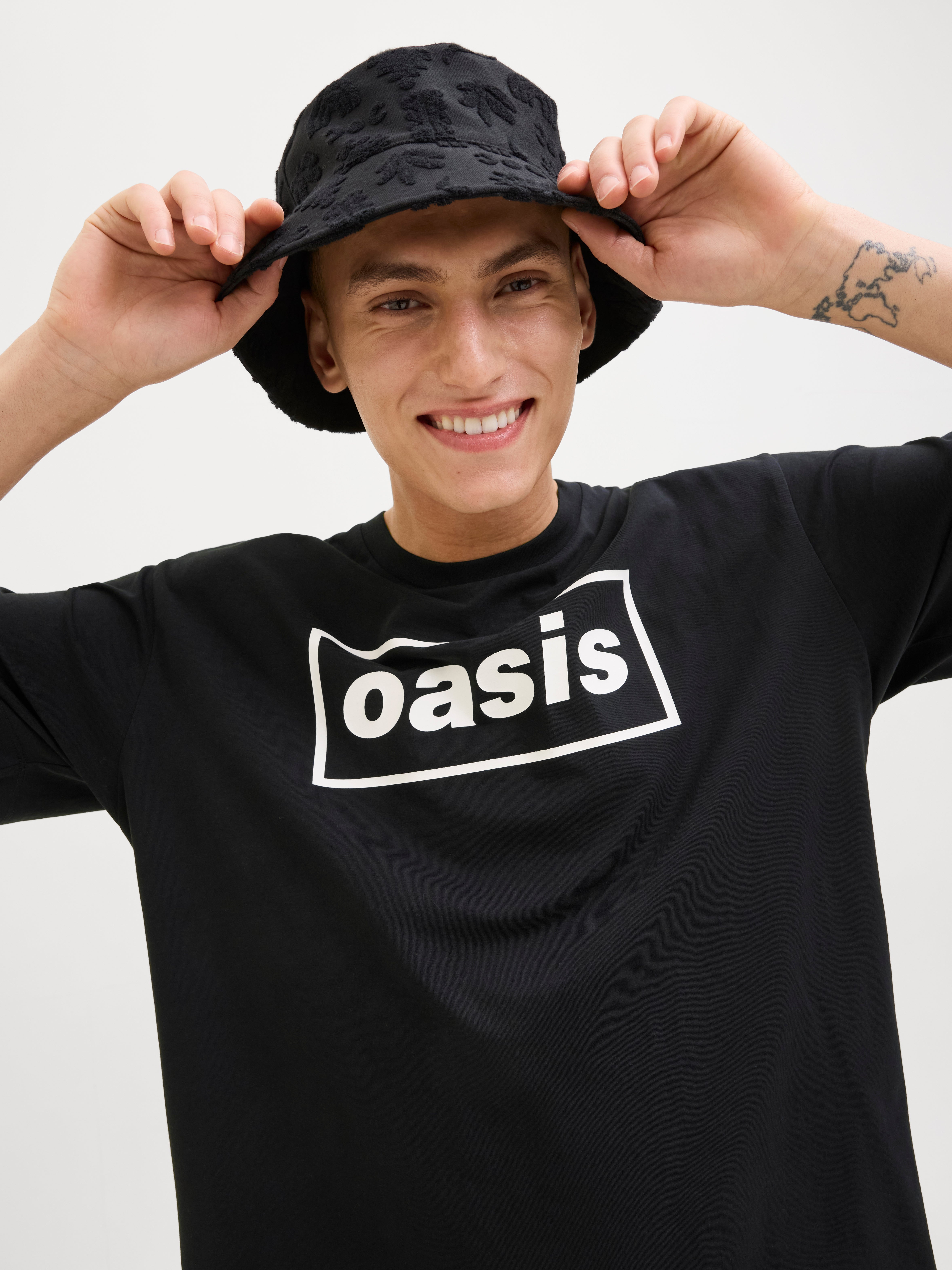 Printed Crew neck OASIS T-shirt | Black | Jack & Jones® Printed Crew neck OASIS T-shirt | Black | Jack & Jones®